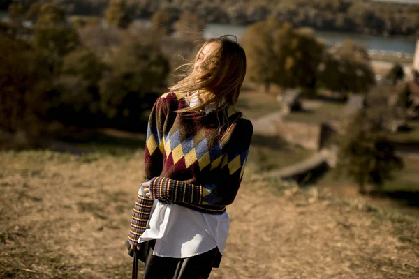 Hübsche Junge Frau Steht Draußen Einem Sonnigen Herbsttag — Stockfoto