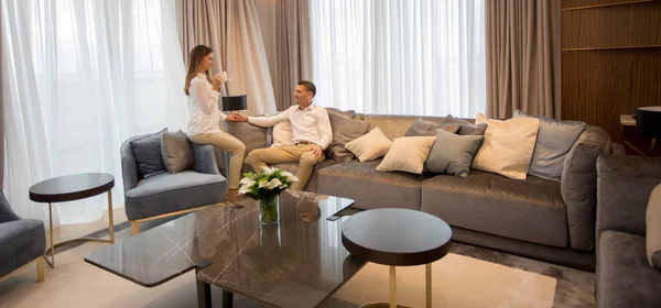Casal Jovem Relaxante Conversando Com Xícaras Café Luxuoso Quarto Apartamento — Fotografia de Stock