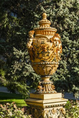 İstanbul, Türkiye - 9 Kasım 2019: İstanbul, Türkiye 'deki Dolmabahce Sarayı' nda bahçe dekorasyonu. Saray 1856 yılında inşa edildi ve 1922 yılına kadar Osmanlı İmparatorluğu 'nun ana yönetim merkezi olarak hizmet verdi.