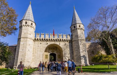 İstanbul, Türkiye - 10 Kasım 2019: İstanbul, Türkiye 'deki Topkapı Sarayı' nda kimliği belirsiz kişiler. 15. yüzyılda, Topkapı Sarayı Osmanlı sultanlarının ana konutu olarak hizmet verdi.