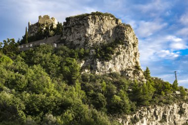Sırbistan 'da Cerdap vadileri olarak da bilinen Demir Kapılar' daki Tuna Nehri 'ne bak