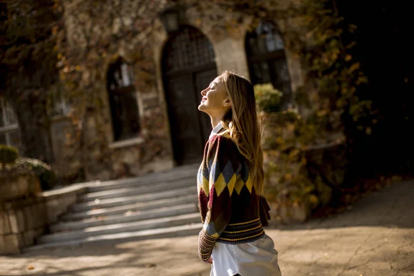 Bella Giovane Donna Che Cammina Nel Parco Autunnale Una Giornata — Foto Stock