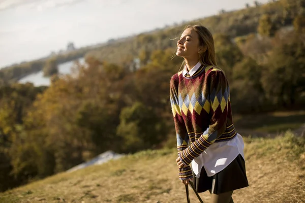 Hübsche Junge Frau Steht Draußen Einem Sonnigen Herbsttag — Stockfoto