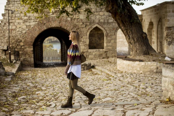 Hübsche Junge Frau Spaziert Einem Sonnigen Tag Durch Den Herbstpark — Stockfoto