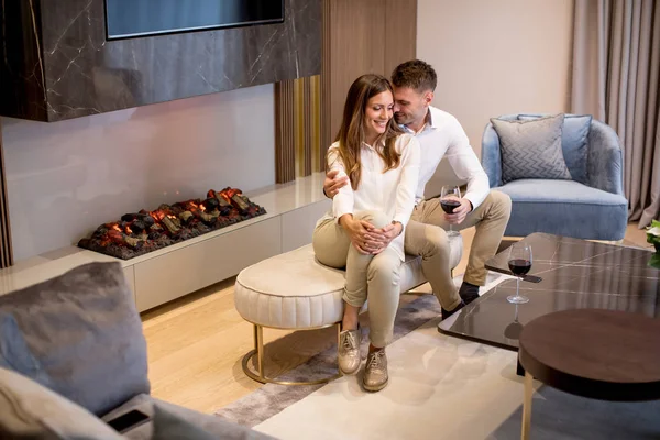 一对年轻夫妇在奢华的现代客厅里共度浪漫的夜晚 在家里喝一杯红酒 — 图库照片