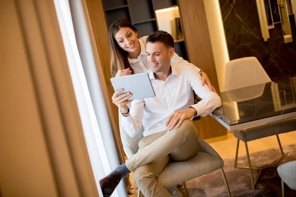 Casal Jovem Relaxante Casa Usando Tablet Digital Sala Estar Pela — Fotografia de Stock