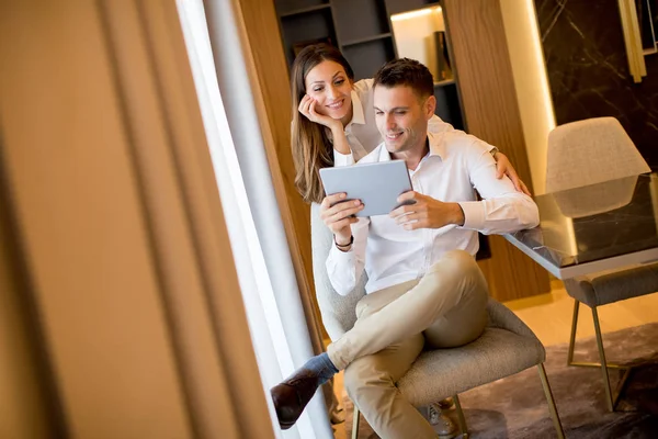 Casal Jovem Relaxante Casa Usando Tablet Digital Sala Estar Pela — Fotografia de Stock