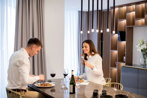 Doce Jovem Casal Ter Jantar Romântico Cozinha Luxo — Fotografia de Stock