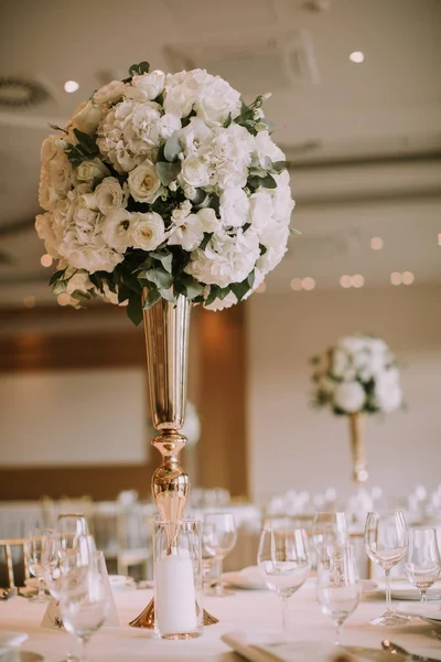 Részlet Esküvői Bankett Asztalok Virág Dekoráció — Stock Fotó