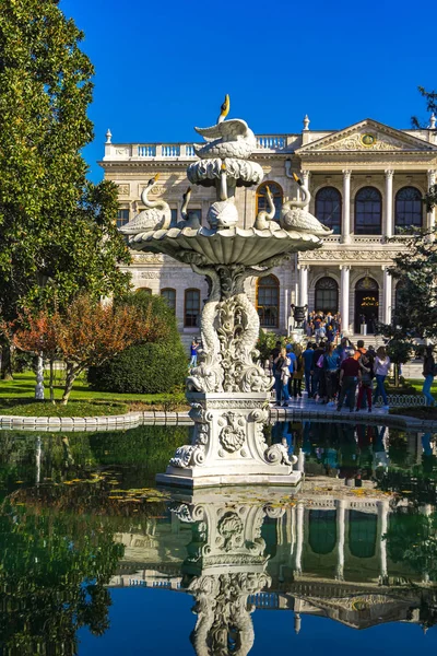 トルコのイスタンブール 11月9 2019 トルコのイスタンブールにあるDolmabahce Palaceの噴水による未確認のポール 宮殿は1856年に建設され 1922年までオスマン帝国の主要な行政の中心地となった — ストック写真