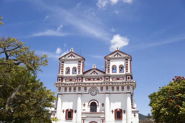 Widok Kościół Nuestra Senora Del Carmen Gwatape Kolumbia — Zdjęcie stockowe