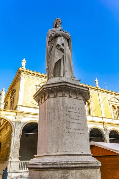 在意大利维罗纳的迪西戈里广场 欣赏诗人丹特 阿利吉耶里的纪念碑 — 图库照片