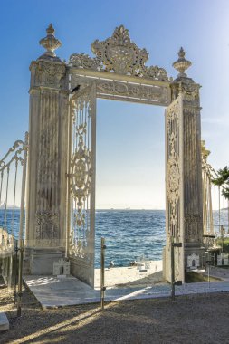 İstanbul, Türkiye - 9 Kasım 2019: İstanbul, Türkiye 'deki Dolmabahce Sarayı' ndaki Boğaz Kapısı. Saray 1856 yılında inşa edildi ve 1922 yılına kadar Osmanlı İmparatorluğu 'nun ana yönetim merkezi olarak hizmet verdi.