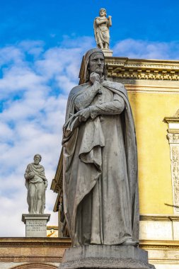 Verona, İtalya'daki Piazza dei Signori'de şair Dante Alighieri anıtına bakış