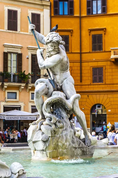 意大利罗马 2018年9月24日 雕塑海王星在意大利罗马纳沃纳广场海王星之泉与章鱼搏斗 雕塑由安东尼奥 比特塔在1878年创作 — 图库照片