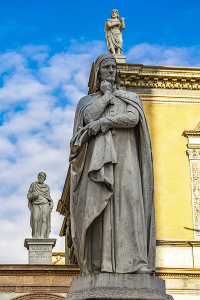 Widok Pomnik Poety Dante Alighieri Piazza Dei Signori Weronie Włochy — Zdjęcie stockowe