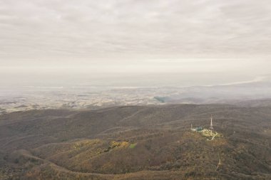 Sırbistan 'ın Novi Sad kenti yakınlarındaki Fruska Gora Dağı' ndaki anıtın hava manzarası. 1951 yılında II. Dünya Savaşı 'ndaki partizan savaşçıların anısına anıt dikildi.