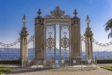İstanbul, Türkiye - 9 Kasım 2019: İstanbul, Türkiye 'deki Dolmabahce Sarayı' ndaki Boğaz Kapısı. Saray 1856 yılında inşa edildi ve 1922 yılına kadar Osmanlı İmparatorluğu 'nun ana yönetim merkezi olarak hizmet verdi.
