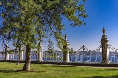 İstanbul, Türkiye - 9 Kasım 2019: İstanbul, Türkiye 'deki Dolmabahce Sarayı' nda dekoratif çitler. Saray 1856 yılında inşa edildi ve 1922 yılına kadar Osmanlı İmparatorluğu 'nun ana yönetim merkezi olarak hizmet verdi.