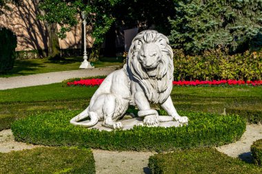 İstanbul, Türkiye - 9 Kasım 2019: Dolmabahce Sarayı, İstanbul, Türkiye. Saray 1856 yılında inşa edildi ve 1922 yılına kadar Osmanlı İmparatorluğu 'nun ana yönetim merkezi olarak hizmet verdi.