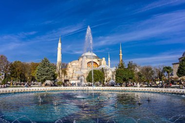 İstanbul, Türkiye - 10 Kasım 2019: Ayasofya tarafından İstanbul, Türkiye 'de tanımlanamayan kişiler. Eski Yunan Ortodoks Hıristiyan ataerkil katedrali ve daha sonra Osmanlı imparatorluk camii.