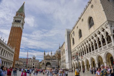 Venedik, İtalya - 26 Mayıs 2019: Venedik, İtalya 'daki St. Mark meydanında kimliği belirsiz turistler. Venedik 'i her yıl 25 milyon turistin ziyaret ettiği tahmin ediliyor..