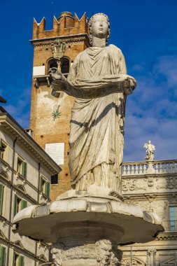 İtalya, Verona 'daki Piazza delle Erbe' deki Leydimizin Çeşmesi. Çeşme 1368 'de Cansignorio della Scala tarafından inşa edildi..