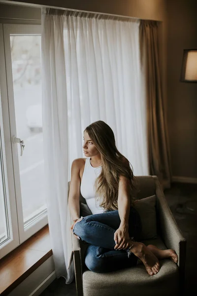 Vacker Ung Kvinna Sitter Vid Fönstret Lägenheten — Stockfoto