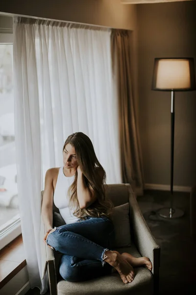 Schöne Junge Frau Sitzt Fenster Der Wohnung — Stockfoto