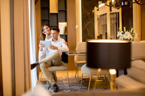 Casal Jovem Relaxante Casa Usando Tablet Digital Sala Estar Pela — Fotografia de Stock