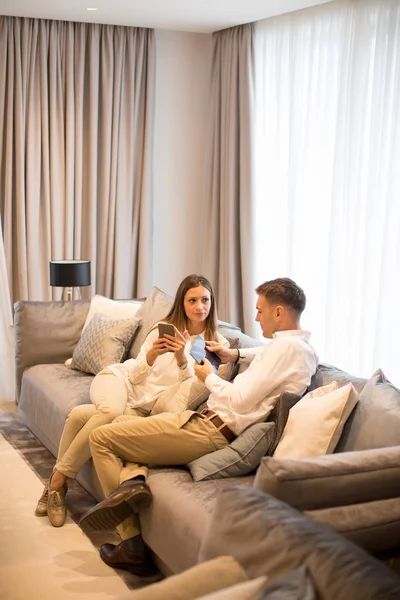 Casal Jovem Relaxante Sofá Sala Estar Luxo Usando Telefone Celular — Fotografia de Stock