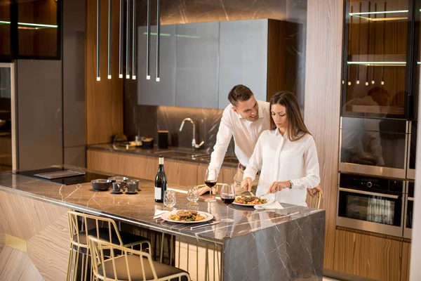 Dulce Pareja Joven Teniendo Una Cena Romántica Cocina Lujo —  Fotos de Stock