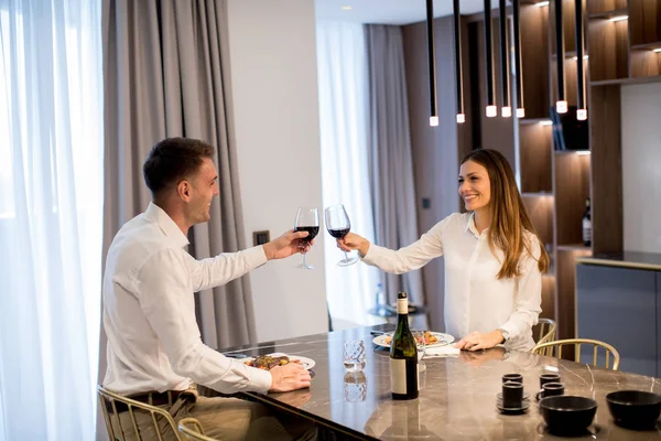 Sladký Mladý Pár Romantickou Večeři Přípitek Sklenicemi Červeného Vína Luxusní — Stock fotografie