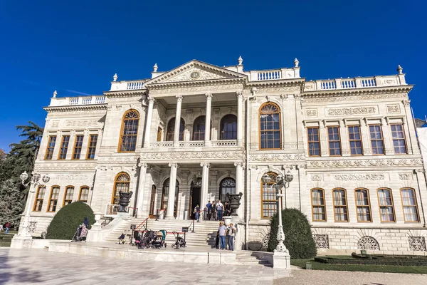 トルコのイスタンブール 11月9 2019 トルコのイスタンブールにあるDolmabahce Palaceによる未確認の教皇 宮殿は1856年に建設され 1922年までオスマン帝国の主要な行政の中心地となった — ストック写真