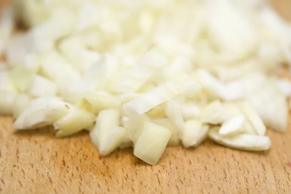 Closeup Das Cebolas Picadas Tábua Corte Madeira — Fotografia de Stock