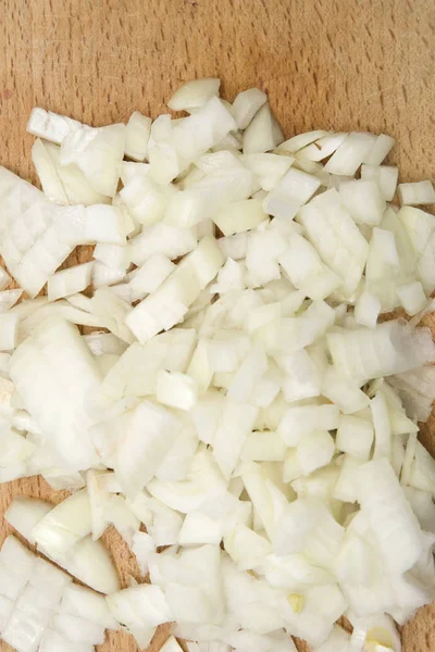 Closeup Das Cebolas Picadas Tábua Corte Madeira — Fotografia de Stock