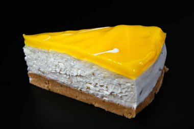 Koyu arkaplanda taze limonlu turta.