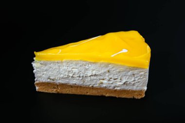 Koyu arkaplanda taze limonlu turta.