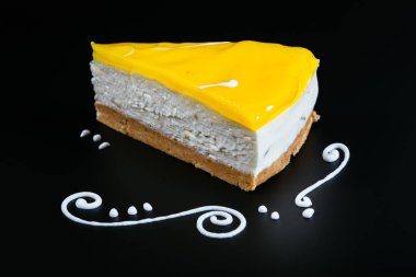 Koyu arkaplanda taze limonlu turta.