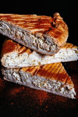 Karanlık arka planda taze kiş Lorraine.