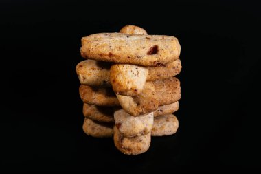 Koyu fındıklı kepekli bisküviler.