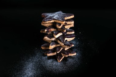 Koyu arkaplanda zencefilli kekler