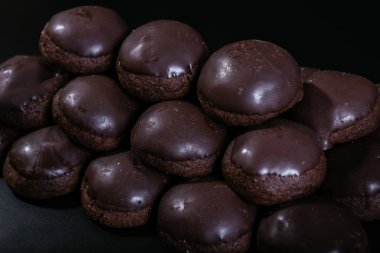 Koyu arkaplanda küçük yuvarlak çikolatalı kekler