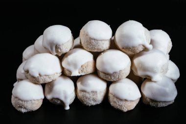 Koyu arkaplanda küçük yuvarlak hindistan cevizli bisküviler