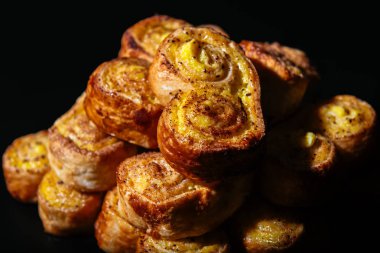 Taze vanilya ve tarçınlı rulo.