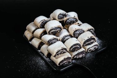 Koyu arkaplanda haşhaşlı çörek grubu