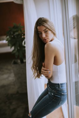 Odanın penceresinde tarafından duran genç ve güzel kadın