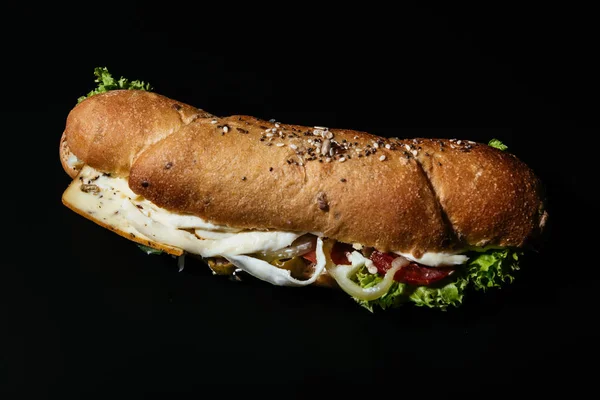 Sandwich Koulou Fromage Salade Sur Fond Sombre — Photo