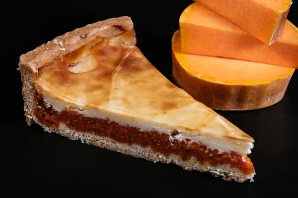 Frisch Zubereitete Kürbis Torte Auf Dunklem Hintergrund — Stockfoto