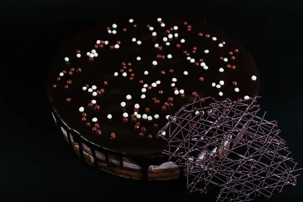 Tarta Con Blanco Leche Chocolate Negro Sobre Fondo Oscuro — Foto de Stock